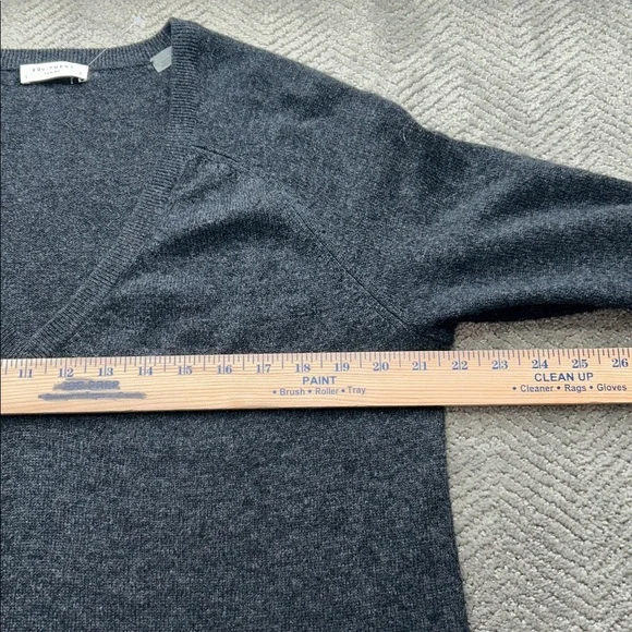 Equipment Charcoal V-Neck Sweater Ribbed Cuff Long Length Spft Sweater Sz L - Picture 7 of 10